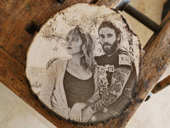 Baumscheibe mit Gravur rund 24 - 28 cm - Fotogravur mit Aufsteller